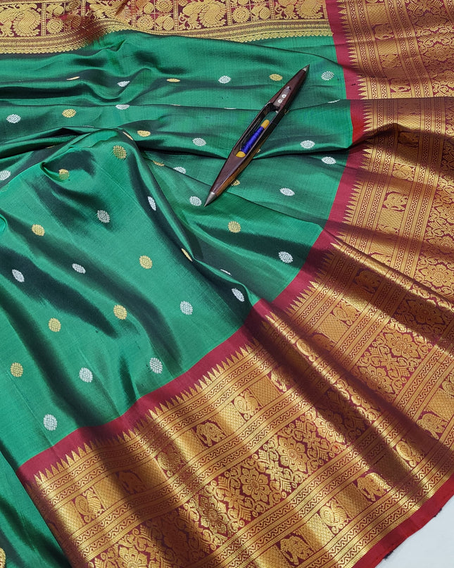 Premium Gadwal Handloom Pure Silk With Self Kanchi Border and Butta Blouse